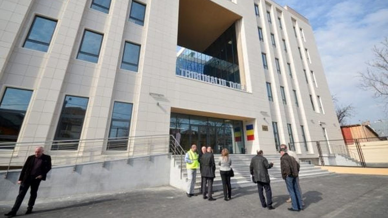 EXCLUSIV Procurori amenințați cu neplata salariilor dacă vor suspenda activitatea/ Prim-procurorul de pe lângă Tribunalul Dolj, Marin Rogoveanu: Procurorii nu pot declanșa grevă, le-am adus la cunoștință prevederile legale. N-au fost presiuni