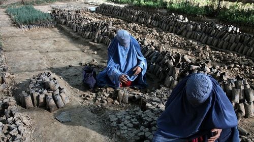 Mii de saloane de înfrumuseţare din Afganistan se închid la termenul limită impus de talibani