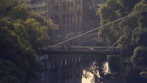 Locuitorii unui cartier din Oradea au înființat patrule civile pentru a se apăra în fața unui val de spargeri / Oamenii s-au organizat pe un grup de WhatsApp și patrulează cu schimbul