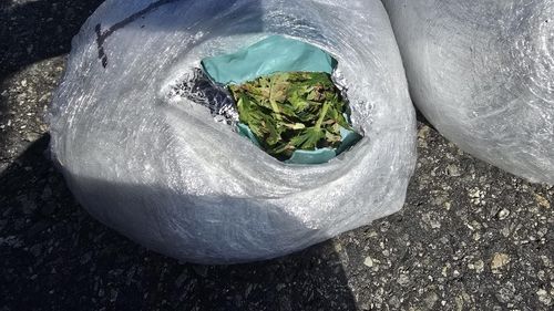 Droguri ascunse în canapele trimise din Spania cu o firmă de transport internaţional / O persoană a fost arestată preventiv