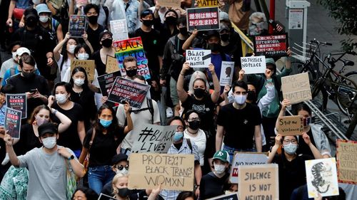 Mii de oameni din Tokyo au participat la un marş Black Lives Matter