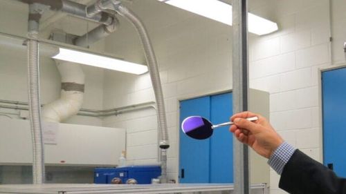 Un material nou transformă lumina soarelui în căldură și ajută la curățarea apei