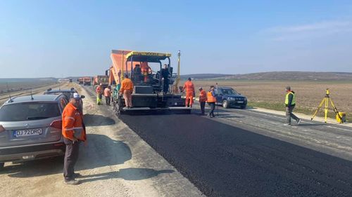 Premieră: Se toarnă primul strat de asfalt pe Drumul Expres Craiova – Piteşti