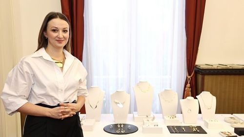 Bijuteriile arhitectei. Georgiana Ciceo, fondatoarea Monom, pariază pe design și producția locală în era "fast fashion": "Planul este să ne extindem la nivel internațional. Lucrăm la asta de ceva timp"
