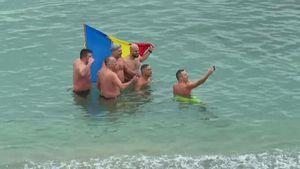 Curajoșii s-au prins în horă în mare, chiar dacă temperatura era de 7 grade Celsius. „O să mai încerc asta”