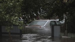 METEO: Cod galben de averse torenţiale, vijelii şi grindină în judeţele Cluj, Alba şi Sibiu