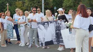 Rudele și prietenii celor doi tineri care au murit în accidentul de la 2 mai protestează în Piața Victoriei: "Cei pe care îi iubim nu pleacă"/ Tragedia, provocată de un adolescent aflat sub influența drogurilor