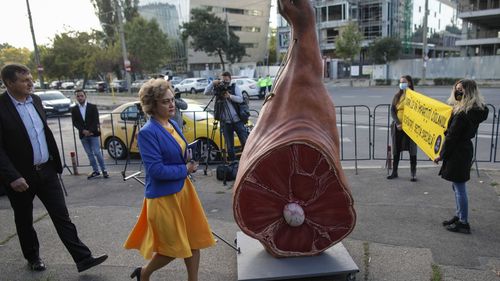 VIDEO UPDATE Protest la Romexpo, unde urmează să înceapă Congresul PNL: Un ciolan imens a fost amplasat în fața intrării / Manifstanții scandează împotriva lui Cîțu