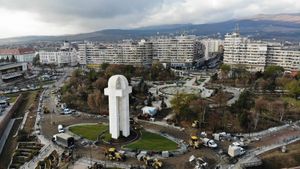 Patru Regiuni istorice, unite sub semnul ”Facebook”. Controverse în jurul Monumentului Marii Uniri de la Alba Iulia: Ce a vrut să spună autorul lucrării?