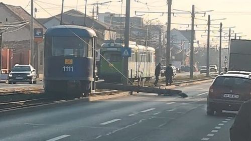 Un tramvai din Arad a deraiat şi a dărâmat un stâlp din beton / Nici un călător nu a fost rănit