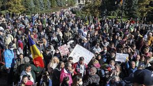 Iași: Peste 8.500 de credincioşi aşteaptă, joi seară, pe străzile din jurul Catedralei Mitropolitane din Iaşi pentru a se închina la moaştele Sfintei Cuvioase Parascheva / Zona în care va avea loc, vineri, Sfânta Liturghie a fost împodobită cu mii de crizanteme