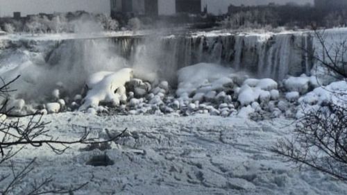 VIDEO "Viscolul secolului" din SUA transformă cascada Niagara într-o minune de iarnă