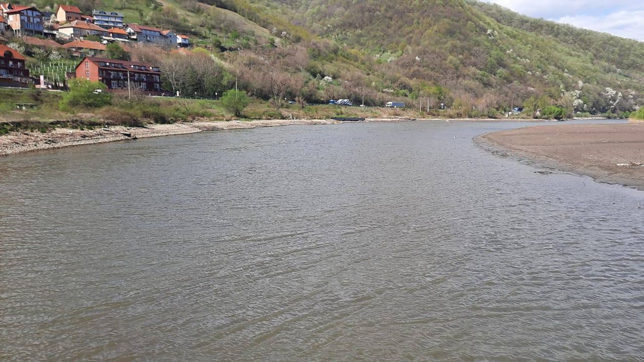 Trei camioane de PET-uri au fost scoate dintr-un singur râu din zona Banatului