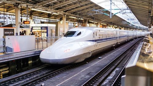 Un bărbat arestat după ce a atacat cu cuţitul mai mulți pasageri într-un tren din Tokyo şi a provocat un incendiu la bord