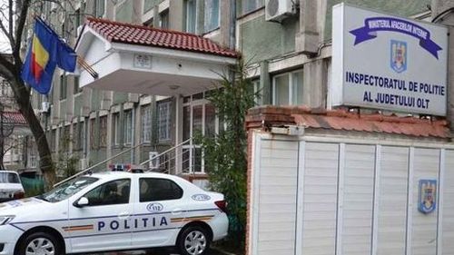 Doi polițiști din Olt, internați cu fracturi la picioare după ce ambulanța pe care o însoțeau în misiune a frânat brusc din cauza unui pacient violent