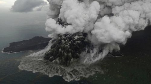 Vulcanul indonezian Anak Krakatau a expulzat în atmosferă o coloană de cenuşă înaltă de 1.500 de metri / Erupția din 2018 a vulcanului a declanşat un tsunami care a ucis 430 de persoane