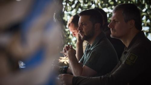 Președintele Volodimir Zelenski s-a deplasat pe linia frontului și a vizitat trupele „care efectuează acţiuni ofensive în zona Bahmut”