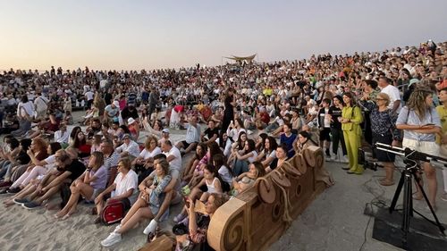 VIDEO Pauza de respirație: 3000 de constănțeni și turiști s-au strâns pe plajă, la răsărit, să asculte Corul Madrigal, în cadrul Stagiunii Estivale a Artelor Spectacolului