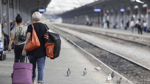 Studenții din localități fără stații de tren și cei care călătoresc cu mai mulți operatori până la facultate nu primesc încă reducerea de 90% pe calea ferată. Autoritățile discută procedura