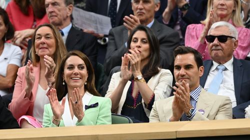 VIDEO Wimbledon: Deţinătoarea trofeului la feminin, Elena Rîbakina, şi liderul ATP Carlos Alcaraz au început turneul cu victorii/ Federer, aflat în loja regală, a fost ovaţionat de public