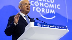 Forumul Economic Mondial își investighează fondatorul, acuzat de deturnare de fonduri / Retrageri de numerar și masaje