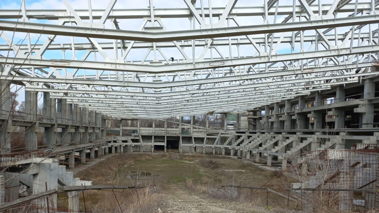 FOTOGALERIE Cum arată şantierul patinoarului "Flamaropol" lăsat de Primăria Capitalei în paragină din 2019: stâlpi din fier ruginiţi, beton măcinat din cauza intemperiilor, subsol inundat, grinzi metalice lăsate direct pe pământ