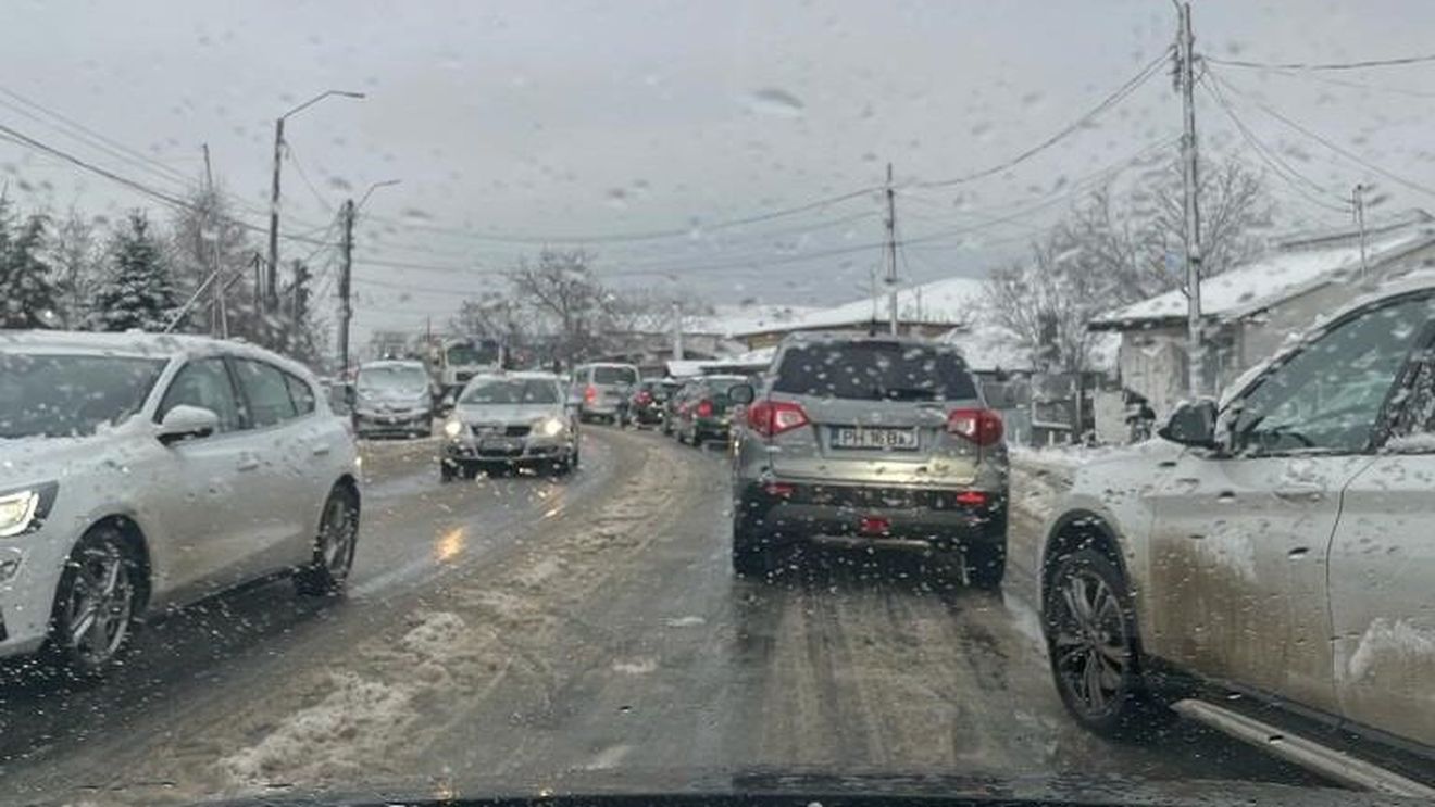 Cozi mari la intrarea în București la prima ninsoare / Coloană de mașini la intrarea dinspre Tunari