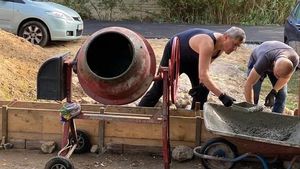 Imagine inedită cu Dan Barna: Liderul USR prepară beton în maiou și cu mănuși negre/ Bulai: Mă unge la inimă că lucrează în Moldova. Sper să nu se oprească la acest gard, ci să continuie cu autostrada