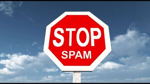 Spunem SPAM la mesaje nepotrivite sau e-mailuri enervante dar la origine cuvântul avea un cu totul alt înțeles. Are legătură cu carnea de porc