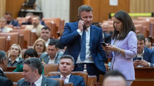 Marius Budăi în Parlament: Un simulacru de moţiune scrisă de oameni care nu au fost în stare de nimic atunci când au guvernat, care au adus doar sărăcie, foamete şi au închis oamenii în case. Aţi scris o moţiune fix aşa cum aţi guvernat, numai minciuni!
