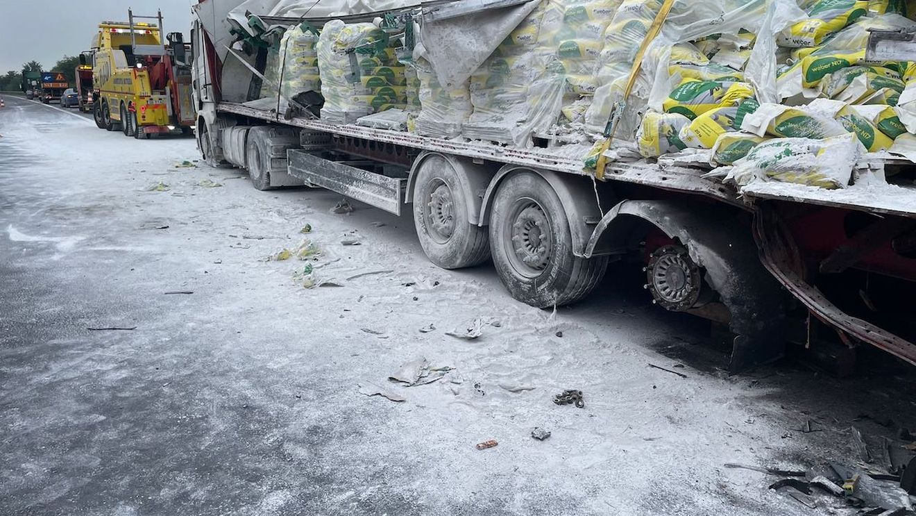 FOTO Tamponare între două tiruri pe A1, între Sibiu și Cunța / Circulația e restricționată pe o singură bandă după ce marfa unui tir s-a răsturnat pe carosabil