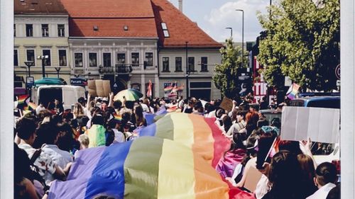 Câteva mii de clujeni la Marșul Cluj Pride: „Suntem parte din România” / 30.000 de oameni au participat cu o săptămână în urmă la marșul din București