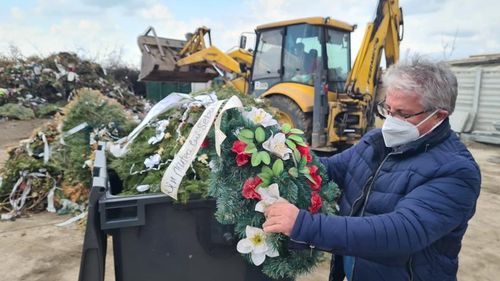 Primăria Arad va interzice coroanele de flori în cimitire, atât cele naturale, cât și cele din plastic / La Ghioroc s-au redus cu 75% aceste deşeuri