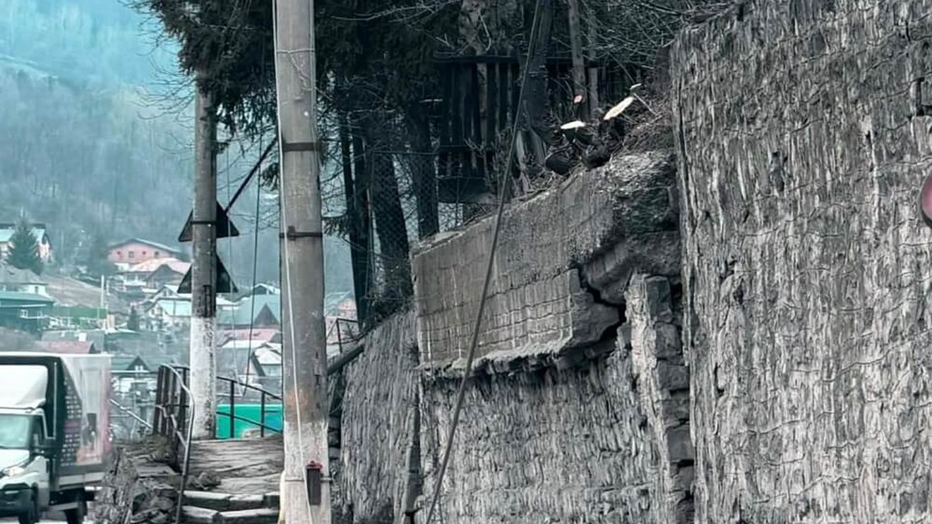 Pericol pe DN1, la Comarnic, unde un zid ar putea cădea peste trotuar și șosea / „Există riscul real de prăbușire”