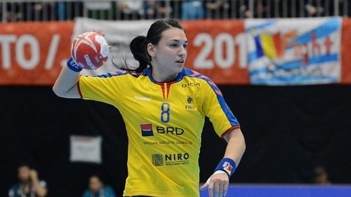 Cristina Neagu le-a mulţumit fanilor în genunchi pentru susţinerea din întreaga carieră în handbal