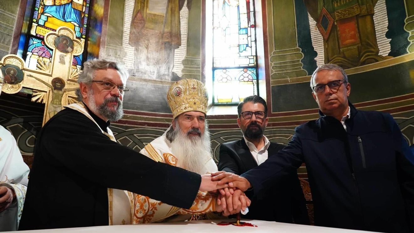 ÎPS Teodosie, primarul PNL al Constanței Vergil Chițac și fostul primar PSD Decebal Făgădău, cu mâinile împreunate la sfințirea unei biserici
