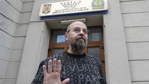 OFICIAL Nou dosar de corupție pentru Piedone, acuzat că a favorizat o firmă de salubritate / Primarul sectorului cinci a fost reținut pe Aeroportul Otopeni / Piedone a fost dus sub escortă la DNA pentru audieri
