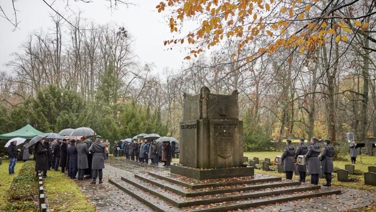 Politicieni germani, în cimitirul evreiesc din Berlin, de Ziua Națională a Comemorării: „Nu suntem chinuiţi doar de războiul nesfârşit al lui Putin împotriva Ucrainei. Suntem profund şocaţi și de crimele comise de Hamas în Israel”