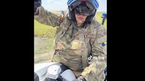 IGPR face verificări interne după ce Diana Șoșoacă s-a filmat în uniformă, pe o motocicletă de poliție