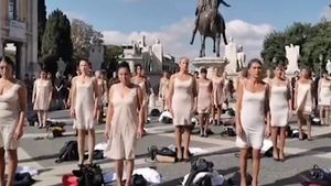 VIDEO Protest inedit în Italia: Stewardesele de la Alitalia s-au dezbrăcat în fața Capitolului / Refuză transferul către Ita Airways