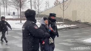 VIDEO Noi arestări la proteste organizate în Rusia împotriva războiului din Ucraina