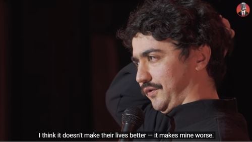 Un celebru comediant de stand-up a fost condamnat la închisoare de un tribunal din Moscova pentru că a ironizat obiceiurile rușilor