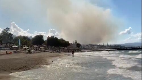 Hoteluri din Creta, evacuate în urma izbucnirii unui incendiu de vegetaţie