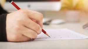 DOCUMENT Elevii susțin tezele până pe 21 decembrie 2018, a stabilit Ministerul Educației. Lista materiilor la care se dau teze școlare
