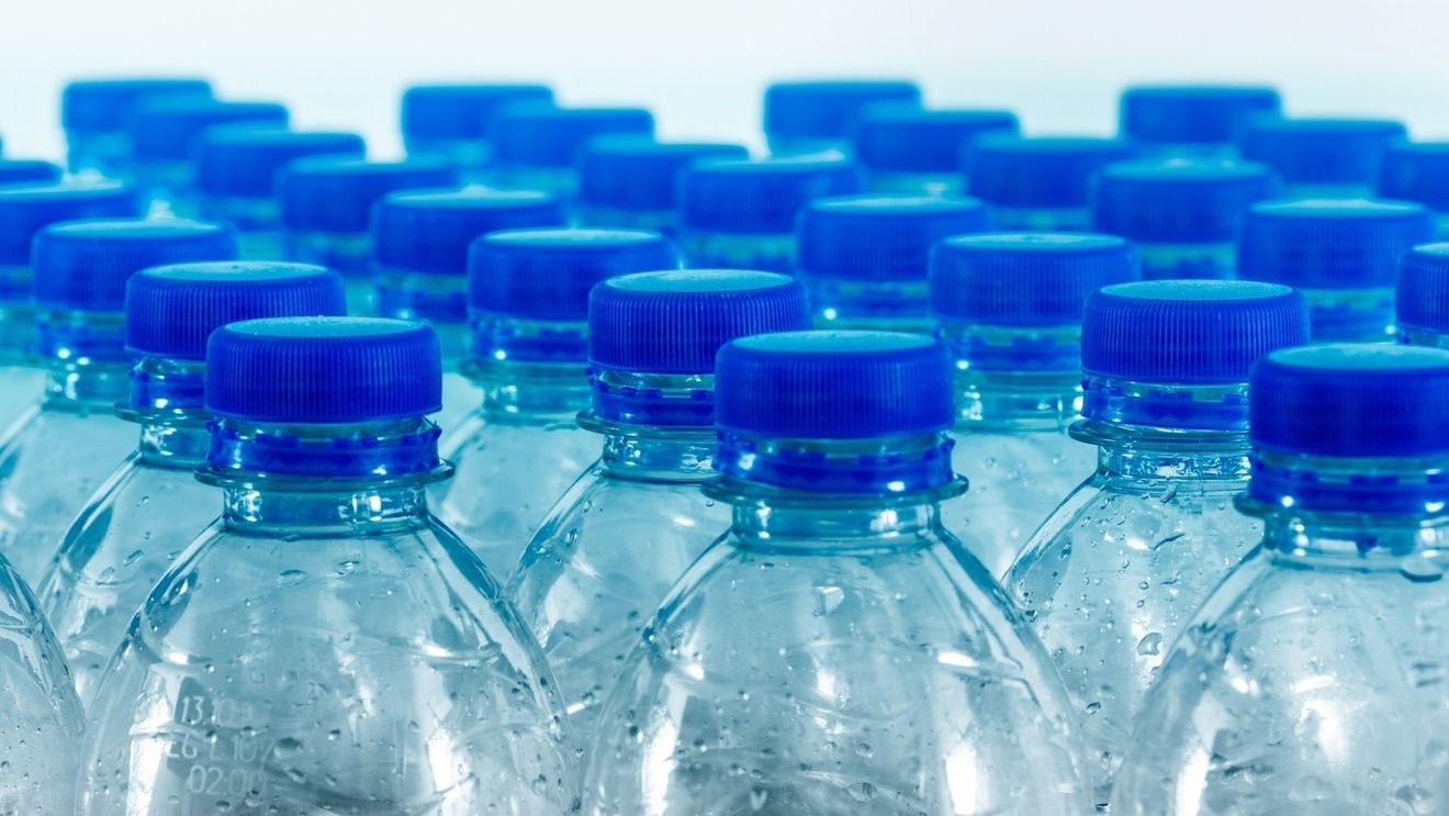 Companiile Coca-Cola, Danone și Nestle sunt acuzate că fac declarații înșelătoare cu privire la recipientele din plastic "100% reciclate"