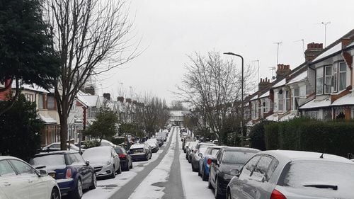 “Bestia de la răsărit” provoacă perturbări importante în Marea Britanie/ Cum s-a dat peste cap viața de zi cu zi la temperaturi neobișnite de - 15 grade, cu mașini fără cauciucuri de iarnă pe zăpadă, o raritate la Londra