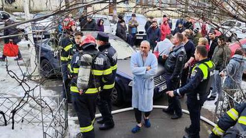 VIDEO Cincisprezece persoane au fost evacuate în urma unui incendiu din Galați/ O persoană a ajuns la spital cu arsuri