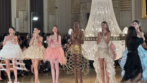 EXCLUSIV Crinoline și corsete reinventate: spectaculos vizual, dar cu riscul kitsch-ului prezentate de Linxi Zhu La London Fashion Week