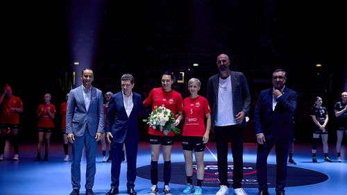 VIDEO Moment surprinzător la gala de retragere a Cristinei Neagu: Nicușor Dan a aruncat de la 7 metri în repriza a treia