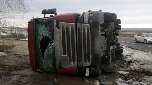 Un TIR înmatriculat în Bulgaria, încărcat cu acid clorhidric, s-a răsturnat între două localități din Vrancea